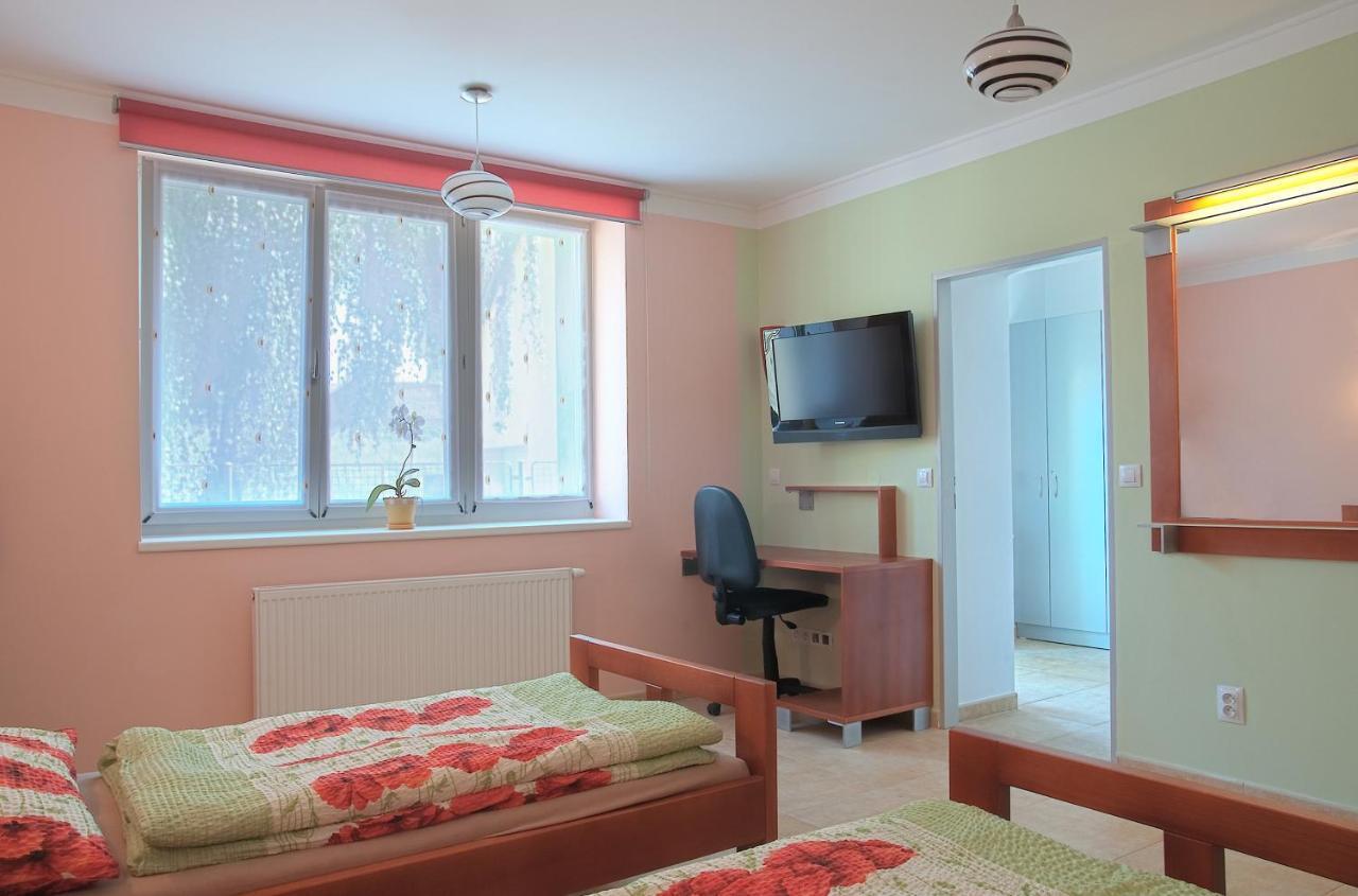 Penzion U Vinoteky Nymburk Quarto foto